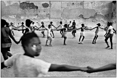 Ernesto Bazan, Cuba, Sous Les Etoiles Gallery, Bazan, girls, holding hands, Havana, Cuban, Special Period, New York