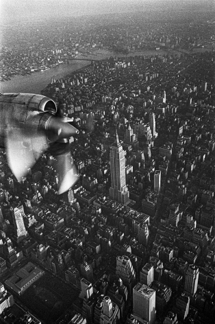 Jean-Pierre Laffont, Empire State Building aerial view, 1969, Turbulent America, Sous Les Etoiles Gallery